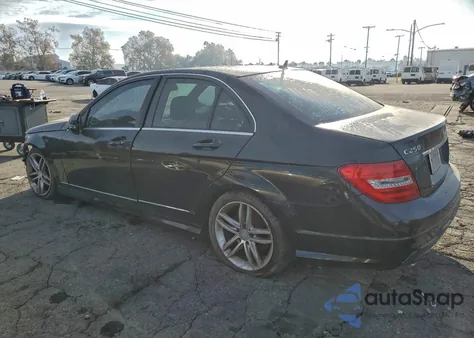 2013 Mercedes-Benz C 250 z USA, uszkodzony, nr VIN WDDGF4HB3DA793682